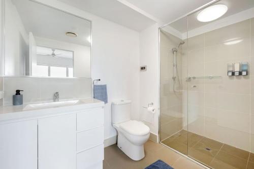 een badkamer met toilet, wastafel en douche bij Marina View Studio Apartment in Townsville