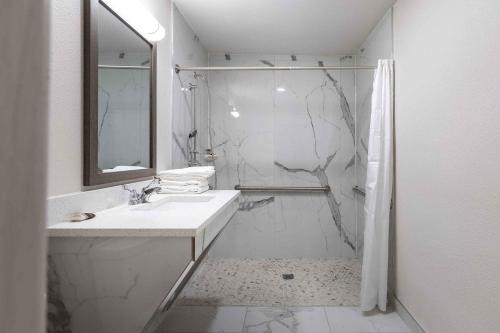 een witte badkamer met een wastafel en een douche bij Extended Stay America Suites - Columbia - Greystone in Columbia
