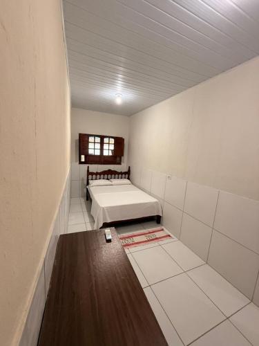 a room with a bed in the corner of a room at Casa de Carne de Vaca in Goiana