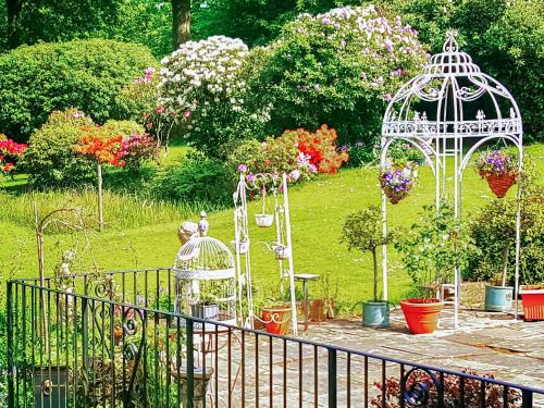 einen Garten mit einem Tor und einem Blumenstrauß in der Unterkunft Kipling Cottage in Burwash