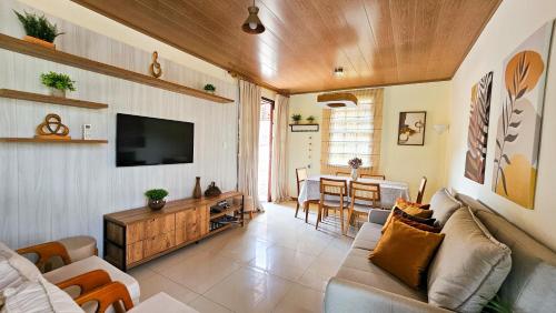 TV a/nebo společenská místnost v ubytování Casa Ipê