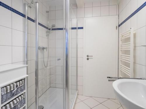 ein weißes Badezimmer mit Dusche und Waschbecken in der Unterkunft Villa Bellevue3 - Apartment 12 in Ahlbeck