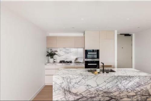 صورة لـ JEWEL RESIDENCE Luxury Surfers Paradise Apartment with Shared Pool في غولد كوست