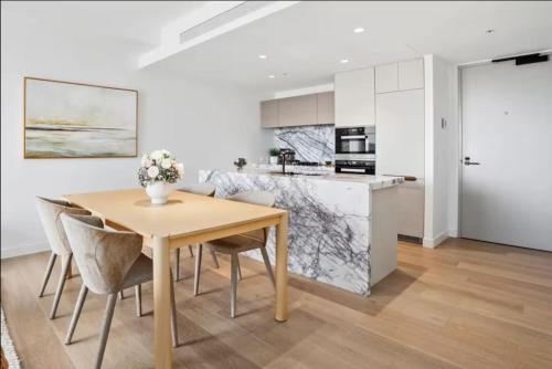 صورة لـ JEWEL RESIDENCE Luxury Surfers Paradise Apartment with Shared Pool في غولد كوست