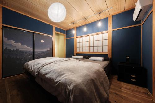 Postel nebo postele na pokoji v ubytování 信の宿 花巻