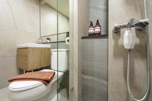 a bathroom with a toilet and a shower at New condo near the sea, Laguna, Choeng Thale 324 in Ban Thalat Choeng Thale