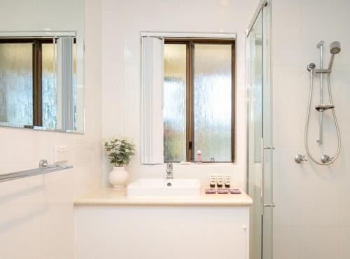 Koupelna v ubytování Seafront Getaway Studio, Great Location with Pool