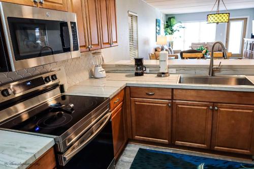 Η κουζίνα ή μικρή κουζίνα στο Beachview 103 Condominium Condo