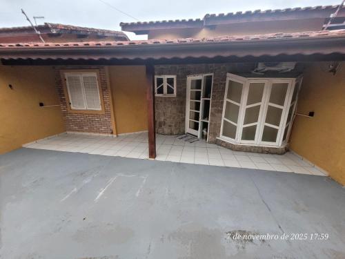 eine Außenansicht eines Hauses in der Unterkunft Casa em Caraguá, uma quadra da praia com ar in Caraguatatuba
