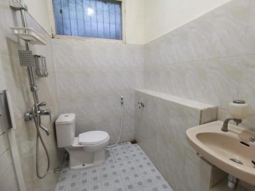 Villa Graha Permata 3 في باتو: حمام مع مرحاض ومغسلة