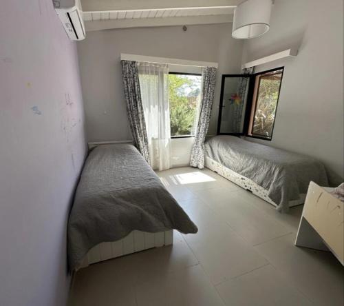 Ένα ή περισσότερα κρεβάτια σε δωμάτιο στο Comfortable house with a large garden