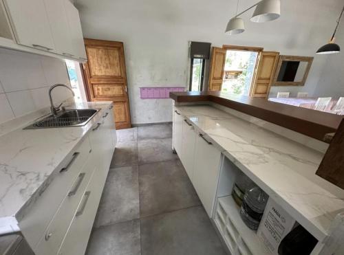 Η κουζίνα ή μικρή κουζίνα στο Comfortable house with a large garden