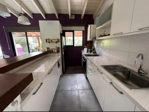 Η κουζίνα ή μικρή κουζίνα στο Cómoda casa con amplio jardín