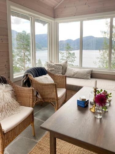 un salon avec un canapé et une table dans l'établissement Family Cabin With View Over Fjord, Mountain, Wood, à Erfjord