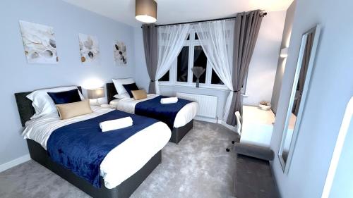 Ένα ή περισσότερα κρεβάτια σε δωμάτιο στο New 3-Bed Bungalow for Groups & Contractors