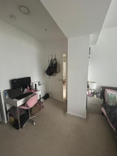 イルフォードにあるSpacious ensuite room in front of stationのデスクとパソコンが備わる客室です。