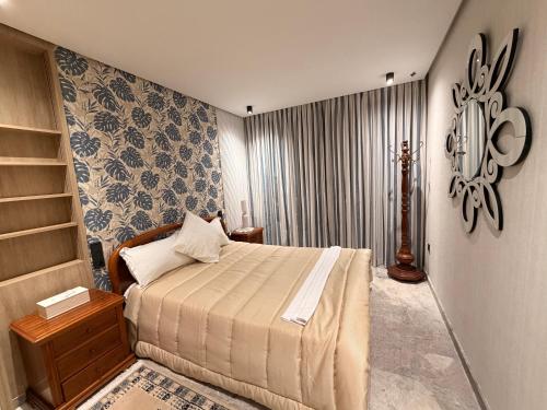 カサブランカにあるMetroSuiteの部屋の中に大きなベッドがある寝室