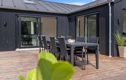 Patio nebo venkovní prostory v ubytování 4 Bedroom Stunning Home In Aakirkeby