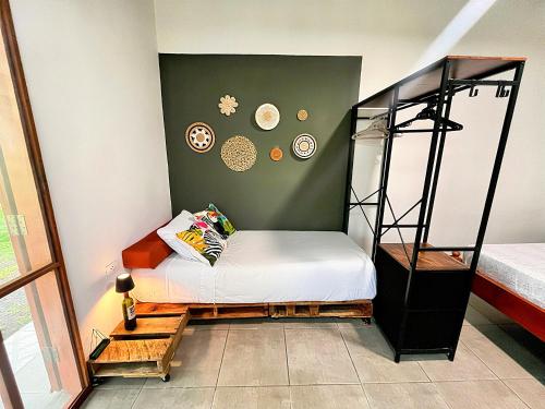 een slaapkamer met een stapelbed met een wit matras bij Finca Aisa -Boutique bungalows in Ometepe island in Santa Cruz