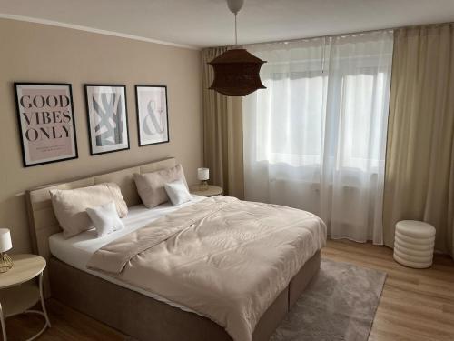 a bedroom with a large bed with white sheets at Gemütliche, zentrale Wohnung nahe Uni & Düsseldorf in Niederdorla