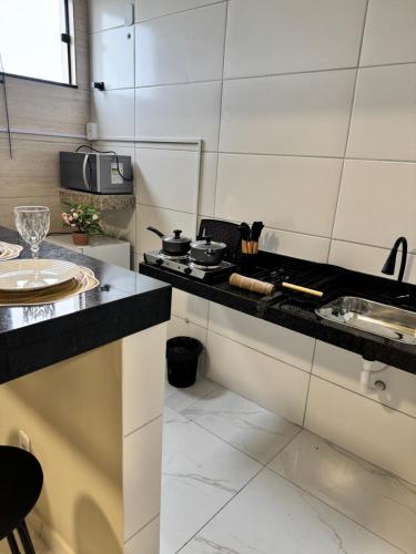 Η κουζίνα ή μικρή κουζίνα στο Suítes da Orla Hospedagens