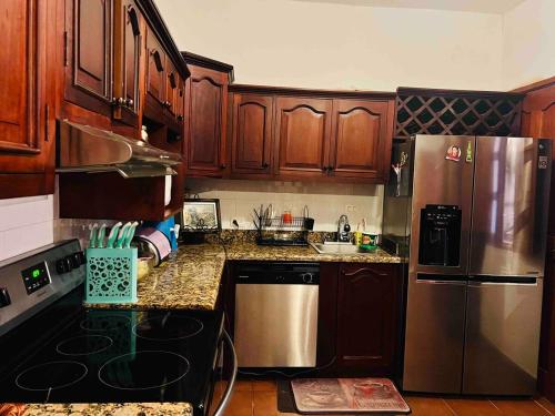 Kuchyň nebo kuchyňský kout v ubytování Raudez house , house with 24-hour security