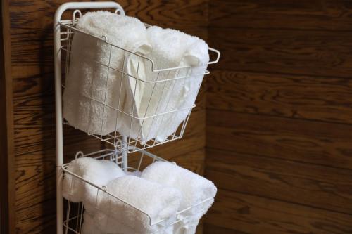 富士市にあるかんさんのお宿の白いタオルがたくさん