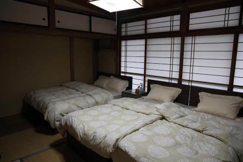 富士市にあるかんさんのお宿のツインベッド2台 窓付きの部屋