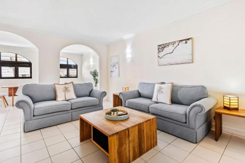 Posezení v ubytování Salt & Sand I 2BR Palm Cove Spa, Café & Bar