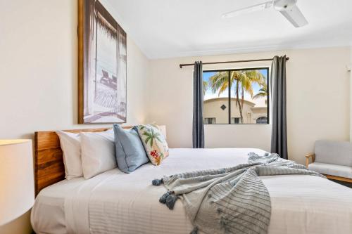 Postel nebo postele na pokoji v ubytování Salt & Sand I 2BR Palm Cove Spa, Café & Bar