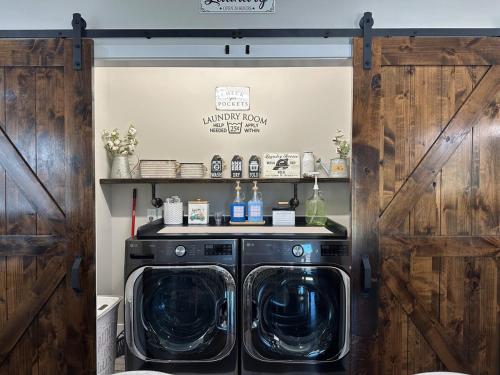 un lavadero con lavadora y secadora en Hidden Gem, en Weaverville