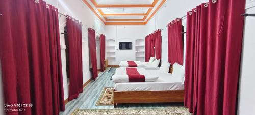 Postel nebo postele na pokoji v ubytování Kanchan Bhawan Grand Heritage