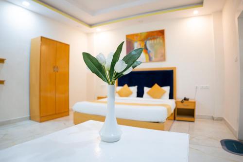 リシケーシュにあるTrippme Rishikesh, formerly The Swevenの白い花瓶