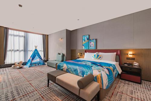 南昌市にあるRadisson Blu Hotel Nanchangのベッドルーム(大型ベッド1台、プレイテント付)