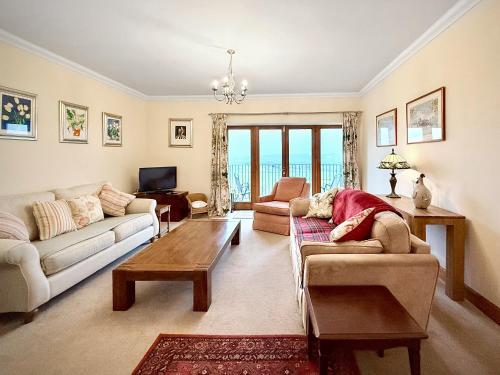 CarronbridgeにあるTownhead Millのソファ2つとテーブルのあるリビングルーム