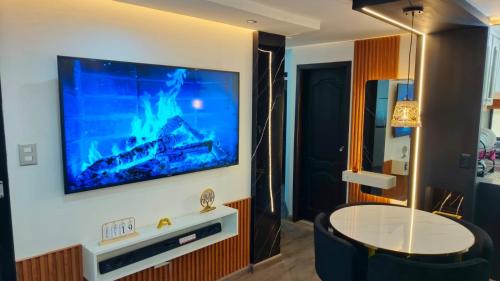 Μια τηλεόραση ή/και κέντρο ψυχαγωγίας στο Departamento Black and Gold de lujo, confort y ducha Spa