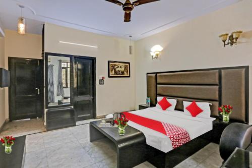 a bedroom with a bed with a red and white blanket at Hotel O Delhi Heights 2 Home stay in New Delhi