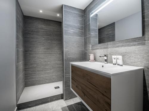 Phòng tắm tại Charmant appartement au cœur de Courchevel, WIFI, bien-être inclus - FR-1-562-92