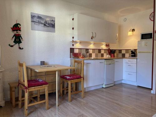 Studio skis aux pieds, centre station, vue pistes - FR-1-322-697