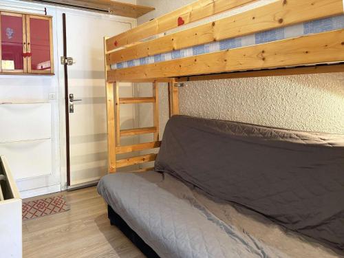 Studio skis aux pieds, centre station, vue pistes - FR-1-322-697