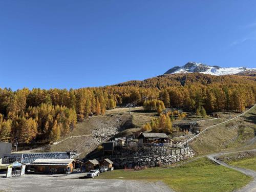 Studio skis aux pieds, centre station, vue pistes - FR-1-322-697