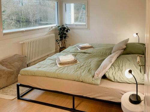 Ένα ή περισσότερα κρεβάτια σε δωμάτιο στο Lake House With Private Dock At Nature Reserve