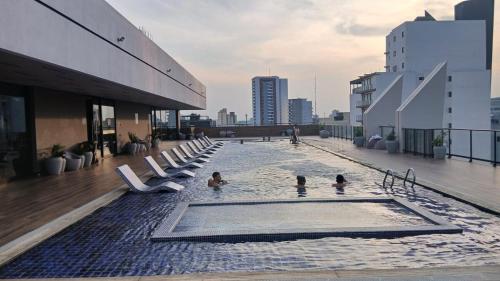 Bazén v ubytování Luxury studio nebo v jeho okolí