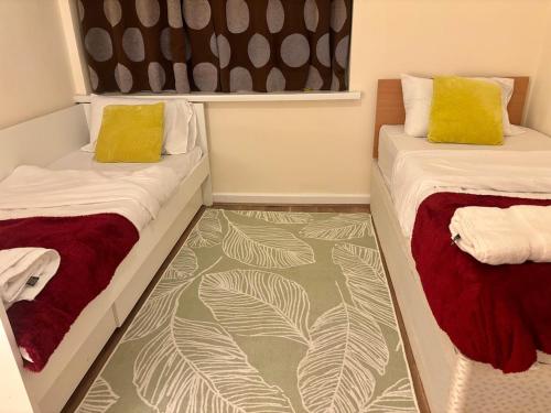 ウォルヴァーハンプトンにあるFlat 8 Hadenの小さな部屋 ベッド2台 1フロア