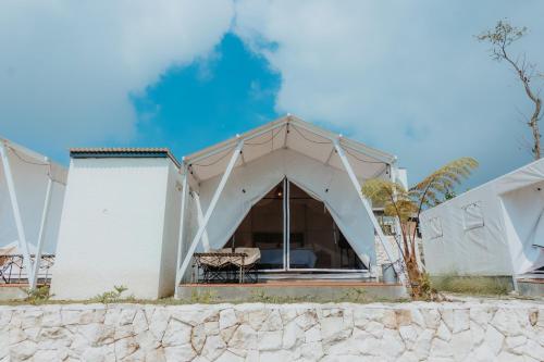 Budova, kde se the luxury tent nachází