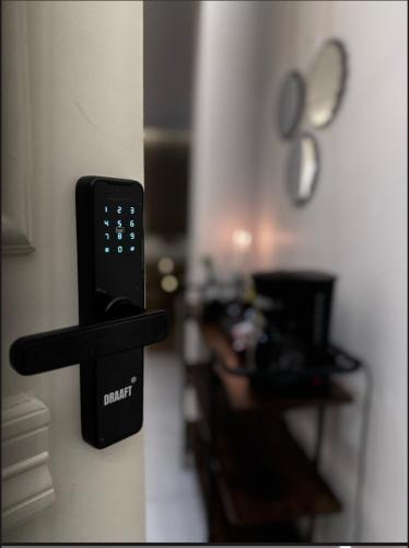 un telecomando nero appeso a un muro di استديو لوفينا 2 a Riyad