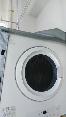 那覇市にあるリンゴテラス壺屋の白い洗濯機(タオル付)