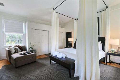 ein großes Schlafzimmer mit einem Bett und einer Couch in der Unterkunft Romancing The Jones in Savannah