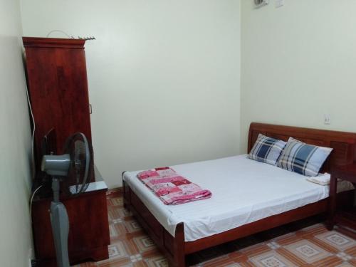 Nhà nghỉ Việt Hà - ĐH Công nghiệp TN : غرفة نوم صغيرة بها سرير ومروحة