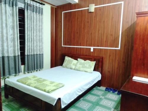 Nhà nghỉ Việt Hà - ĐH Công nghiệp TN : غرفة نوم صغيرة مع سرير في قارب